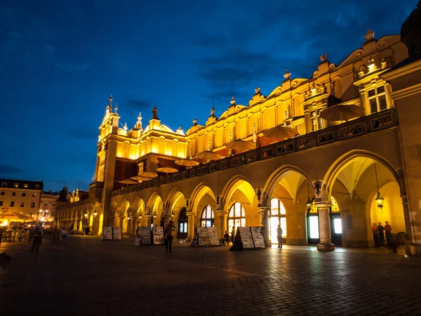 Sala dei panni o Sukiennice a Cracovia di notte — Foto Stock