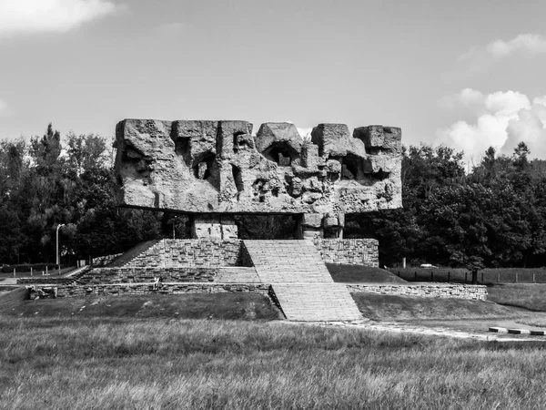 Monument in het concentratiekamp Majdanek — Stockfoto
