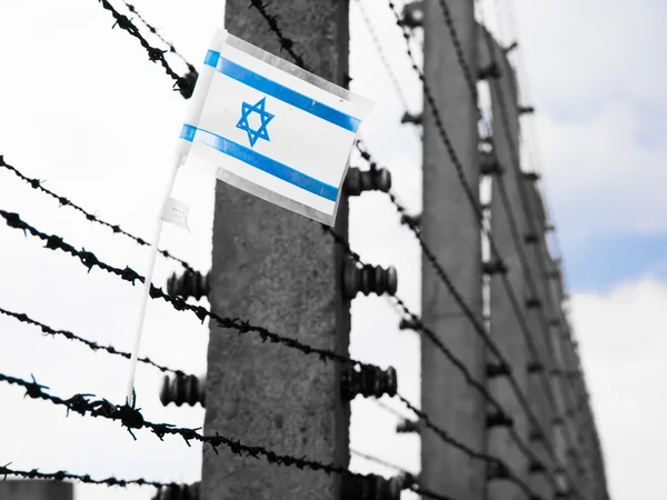 Bandera de Israel en el barbwire —  Fotos de Stock