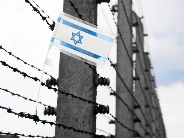 Bandera de Israel en el barbwire —  Fotos de Stock