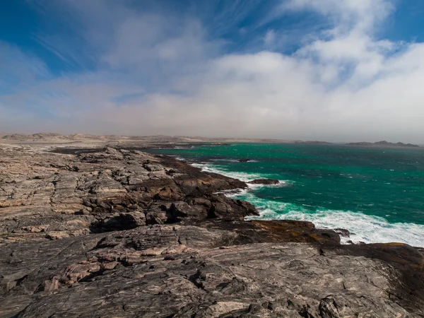 Luonnonvarainen kivinen rannikko — kuvapankkivalokuva