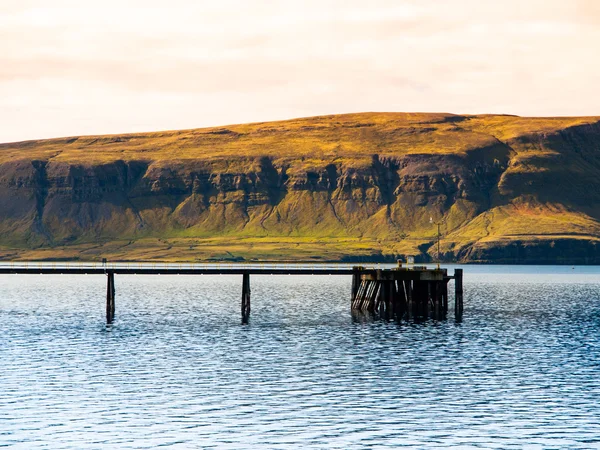 Træmole i den icelandiske fjord - Stock-foto