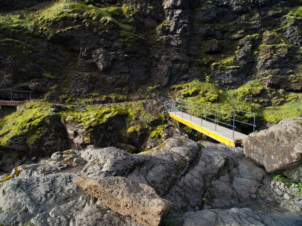 Pequena ponte de madeira na trilha de caminhadas Laugavegur — Fotografia de Stock