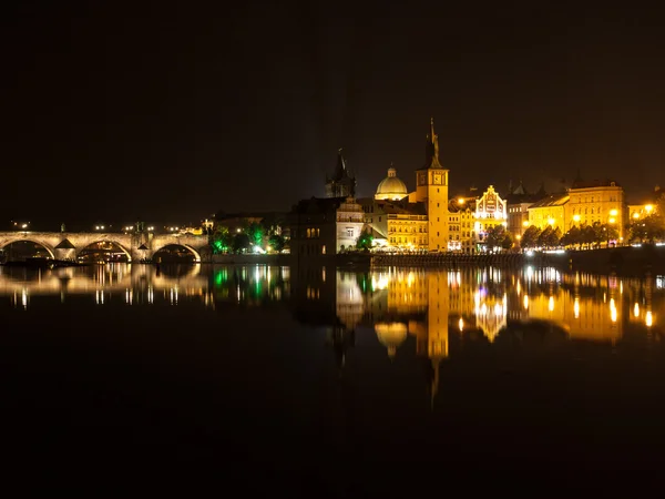 Río Moldava en Praga por la noche —  Fotos de Stock