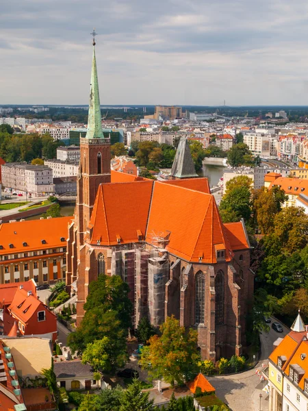 A Szent keresztet és a Szent Bartholomews-templom — Stock Fotó