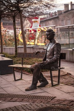 Lechoslaw Marszalek heykeli Bielsko-Biala 'da bir bankta oturuyor. O sakin ve rahat, bir eli sırtüstü uzanıyor. Yüksek kalite fotoğraf
