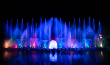 # Yılın kutlaması için dans eden renkli çeşme # # Karanlık gökyüzü arka planıyla #.