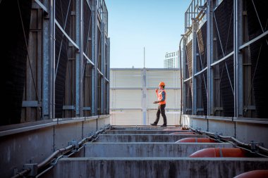 Endüstri soğutma kulesi klimasını kontrol altında tutan mühendis, hava sistemini kontrol etmek için büyük endüstriyel binanın soğutma kulesi soğutma soğutma soğutma soğutma soğutma soğutma soğutma soğutma soğutma havalandırması..