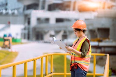 Atık su arıtma havuzu endüstrisini kontrol altında tutan işçiler, su destek endüstrisini kontrol etmek için, virüs ve kirliliği korumak için maske takıyorlar..