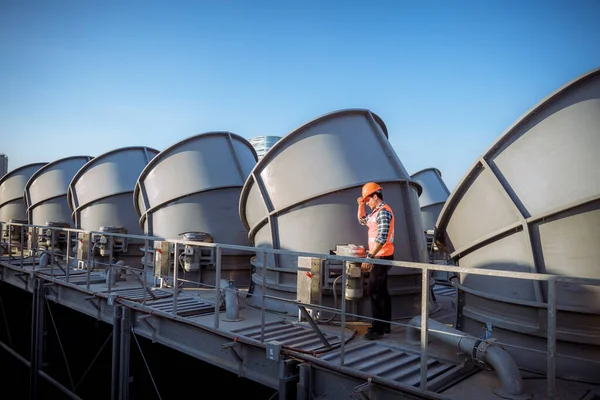 Ingeniero Bajo Control Del Acondicionador Aire Torre Enfriamiento Industria Enfriador —  Fotos de Stock