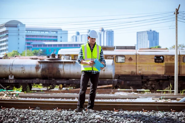 Portrétní Inženýr Procesu Kontroly Kontroly Stavby Železnice Kontroly Práce Nádraží — Stock fotografie