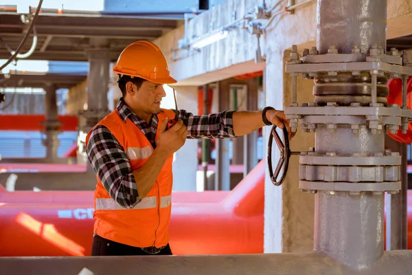 Ingenieur Unter Kontrolle Der Industrie Kühlturm Klimaanlage Ist Wasser Kühlturm — Stockfoto