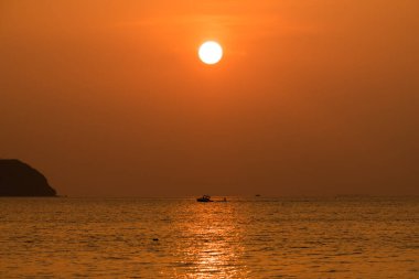 Siluet sporcusu kız yemek masasında ya da sörf tahtasında kürek çekerek güneşli plajlarda ekstrem sporlar yapmayı sever..