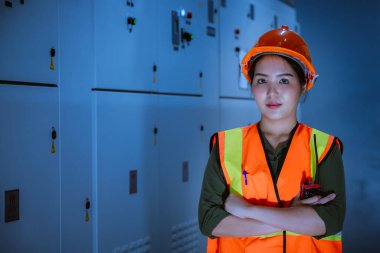 Mühendis, Ana Dağıtım Tahta Fabrikası 'nda çalışan voltaj aralığını kontrol etmek için elektrik santraliyle çalışıyor..