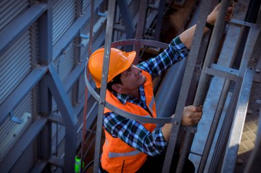 Endüstride çalışan portre işçisi soğutma kulesi klimasını kontrol altında tutuyor. Su soğutma kulesi soğutma soğutma soğutma soğutma soğutucusu. Hava sistemini kontrol etmek için büyük endüstri binasının havalandırması..