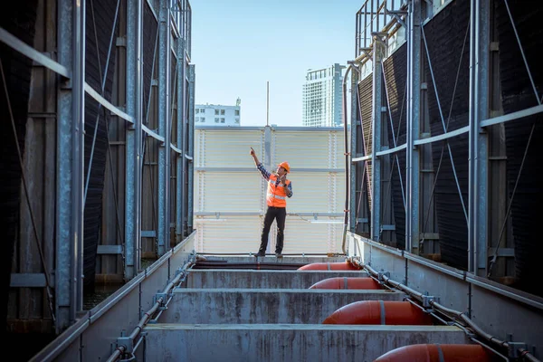 Porträt Industriearbeiter Unter Kontrolle Der Industrie Kühlturm Klimaanlage Ist Wasser — Stockfoto