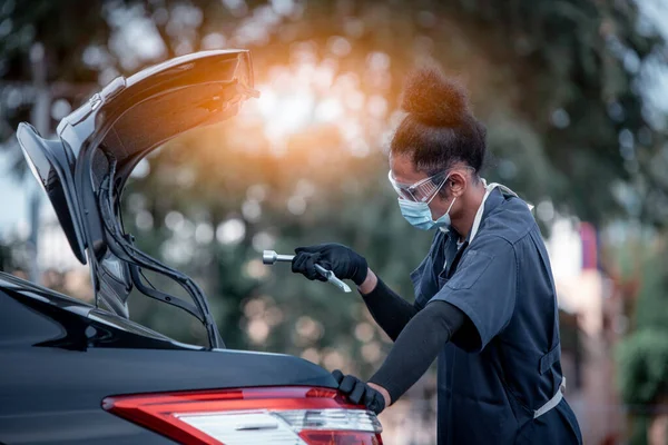 자동차 정비공은 자동차 차고에 시스템 바이러스 오염을 보호하기 마스크를 — 스톡 사진