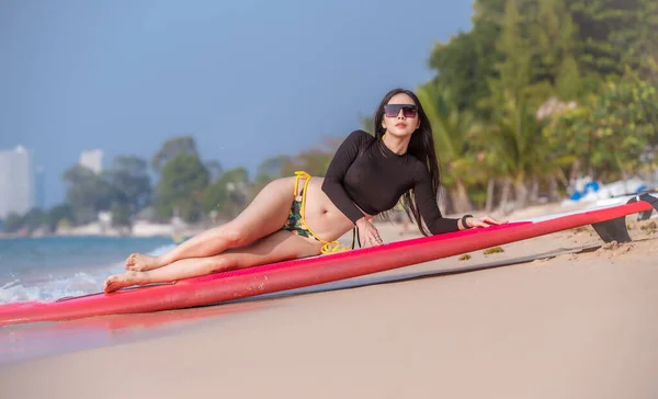 Asian Sexy Beautiful Model Wearing Bikini Swimwear Sunglasses Post Happiness — Stock Photo, Image