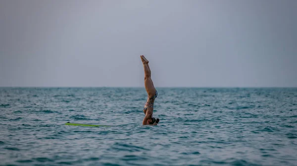 아시아의 섹시하고 아름다운 비키니 수영복을 선글라스를 해변에서 모습을 — 스톡 사진