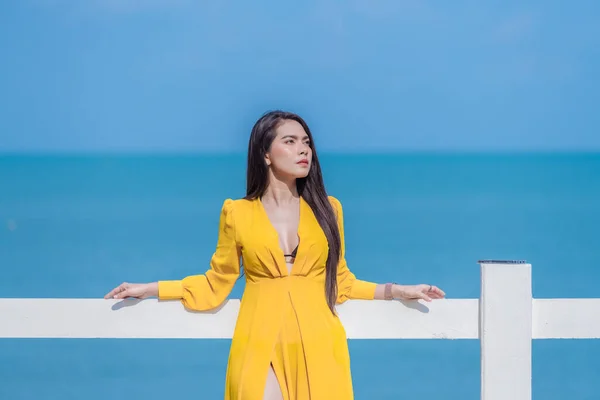 Азійські Сексуальні Моделі Одягнені Бікіні Сонячні Окуляри Пост Щастя Пляжі — стокове фото