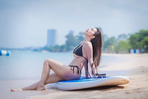 Aziatisch Sexy Mooi Model Dragen Bikini Badmode Zonnebril Post Geluk — Stockfoto