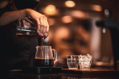 Kahve makinası kahve çekirdeklerine sıcak su dökerek müşterilere iyi koku ve kaliteli servis sağlar..