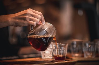 Kahve makinası kahve çekirdeklerine sıcak su dökerek müşterilere iyi koku ve kaliteli servis sağlar..