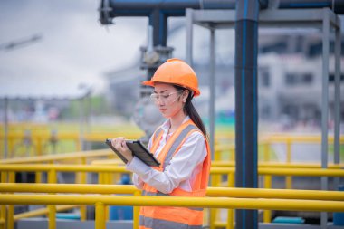 Atık su arıtma havuzu endüstrisini kontrol eden işçiler su destek endüstrisini kontrol ediyorlar..