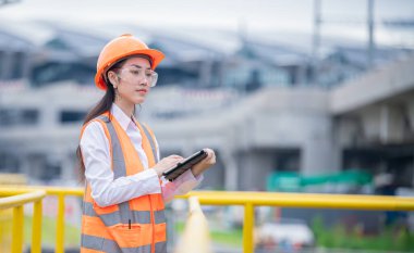 Atık su arıtma havuzu endüstrisini kontrol eden işçiler su destek endüstrisini kontrol ediyorlar..