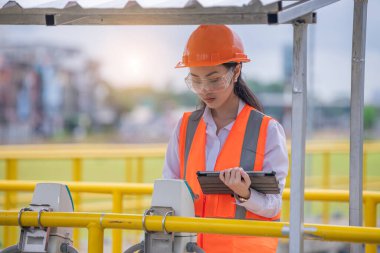 Atık su arıtma havuzu endüstrisini kontrol eden işçiler su destek endüstrisini kontrol ediyorlar..