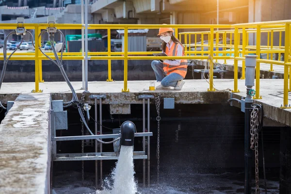 Trabalhador Sob Verificação Indústria Lagoa Tratamento Águas Residuais Grande Para — Fotografia de Stock