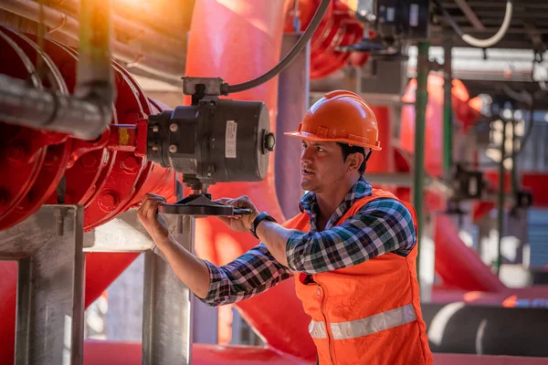 Ingeniero Industria Bajo Control Del Acondicionador Aire Torre Enfriamiento Industria —  Fotos de Stock