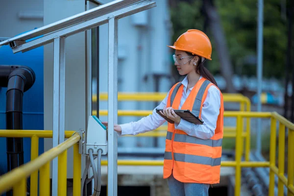 Atık su arıtma havuzu endüstrisini kontrol eden işçiler su destek endüstrisini kontrol ediyorlar..