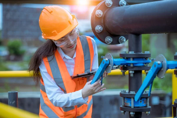 Arbeiterin Bei Der Kontrolle Der Abwasseraufbereitungsindustrie Die Groß Ist Die — Stockfoto