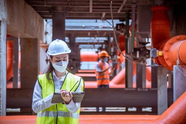 Ingenieur Unter Kontrolle Der Industrie Kühlturm Klimaanlage Ist Wasser Kühlturm — Stockfoto