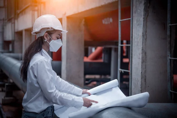 Ingenieur Der Den Bauplan Der Industriellen Kühlturmklimaanlage Überprüft Ist Wasserkühlturmluftkühler — Stockfoto