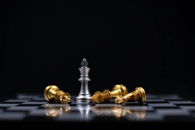 Gümüş takımın satranç tahtası kralı yarışma lideri altın takımın stratejik ve zorlu gelişim oyunu konseptidir..