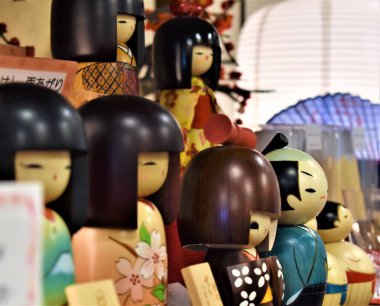 Geleneksel kimono ve yukata giyen el yapımı Japon tahta bebekleri.