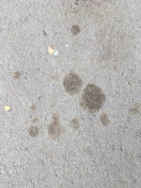 Gri desenli asfalt ve yağ lekeleri. Metropolis dokuları. Soyut arkaplan.