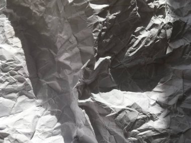 Yırtık, fena halde buruşmuş gri bir kağıt. Soyutlama