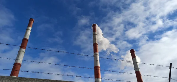 Chimeneas Una Planta Industrial Que Sopla Humo Contra Cielo Azul — Foto de Stock