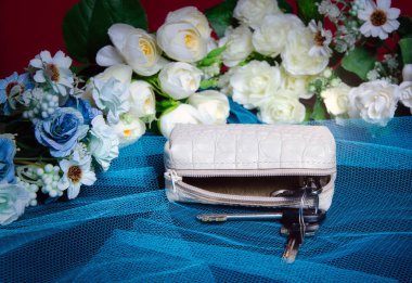 Gerçek beyaz kayman derisinden yapılmış anahtar tutacağı, el yapımı. Kişisel izolasyon dersleri