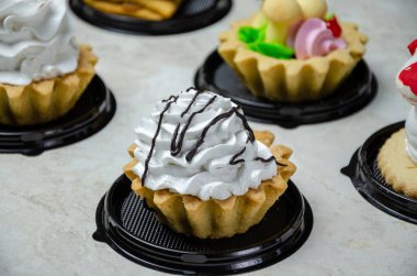 Hafif arka planda tatlı kekler