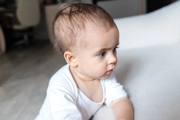 Een Kleine Jongen Een Wit Pak Thuis Mooi Portret Van — Stockfoto