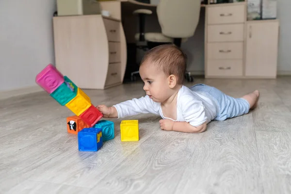 Baby Spielt Mit Blöcken Ein Kleiner Junge Weißen Body Hause — Stockfoto