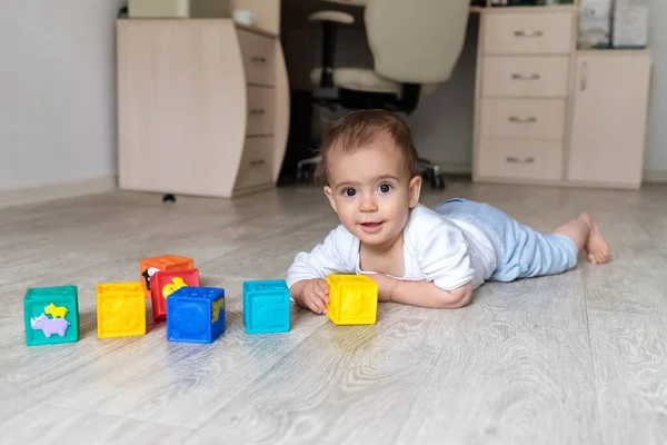 Barnet Leker Med Block Liten Pojke Vit Kroppsdräkt Hemma Vackert — Stockfoto