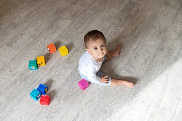 Baby Spielt Mit Blöcken Ein Kleiner Junge Weißen Body Hause — Stockfoto