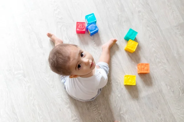 Barnet Leker Med Block Liten Pojke Vit Kroppsdräkt Hemma Vackert — Stockfoto