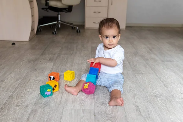 Baby Speelt Met Blokken Een Jongetje Een Wit Pak Thuis Stockfoto