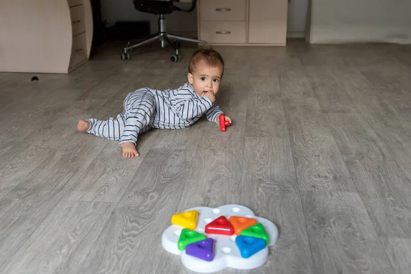 Dítě Hraje Hračkou Trojúhelník Mozaiky Bloky Malý Chlapec Šedém Pruhovaném — Stock fotografie